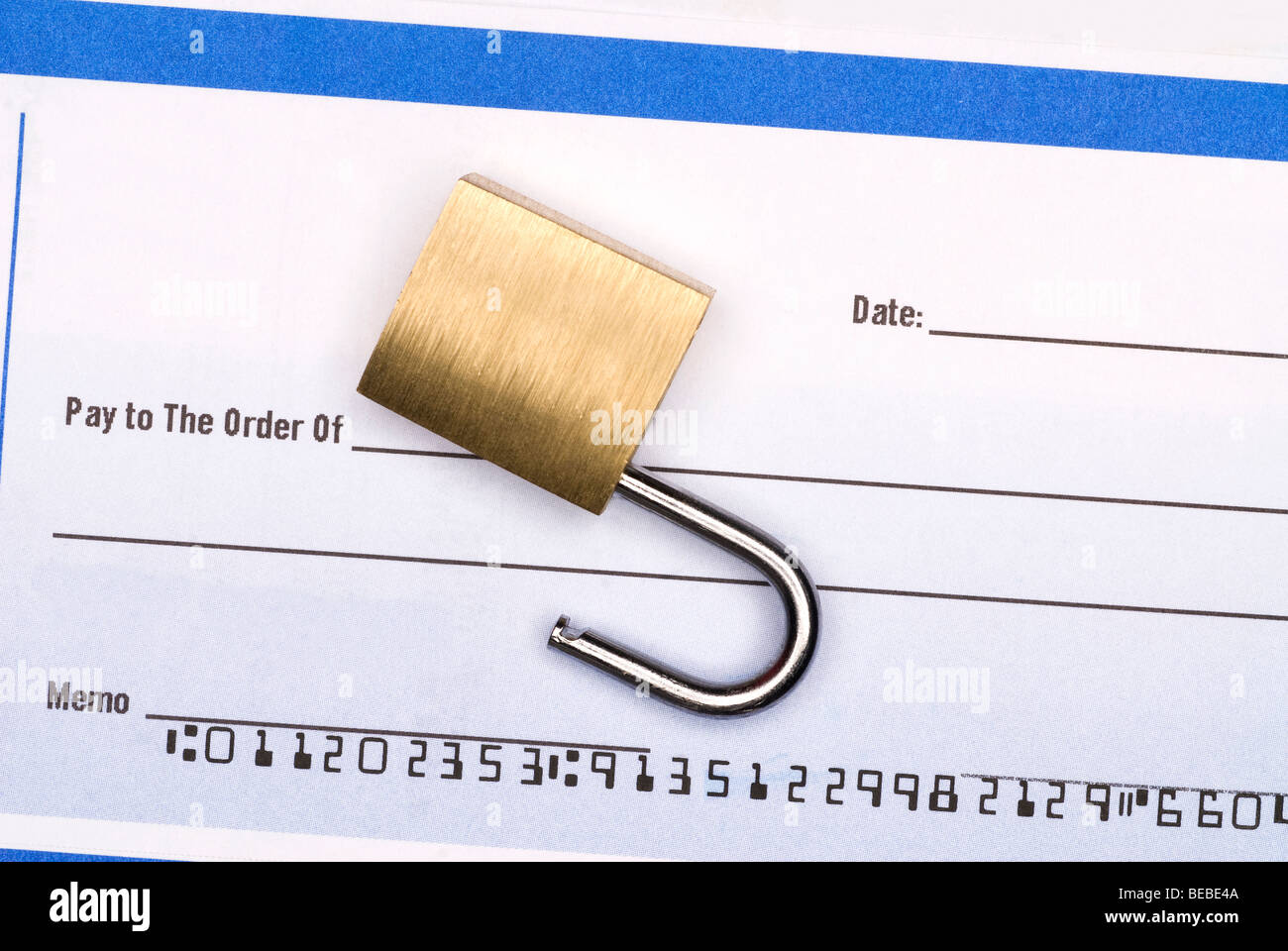 Un verrou sur un chèque en blanc d'insinuer un devraient surveiller de près leur compte-chèques et les finances. Banque D'Images