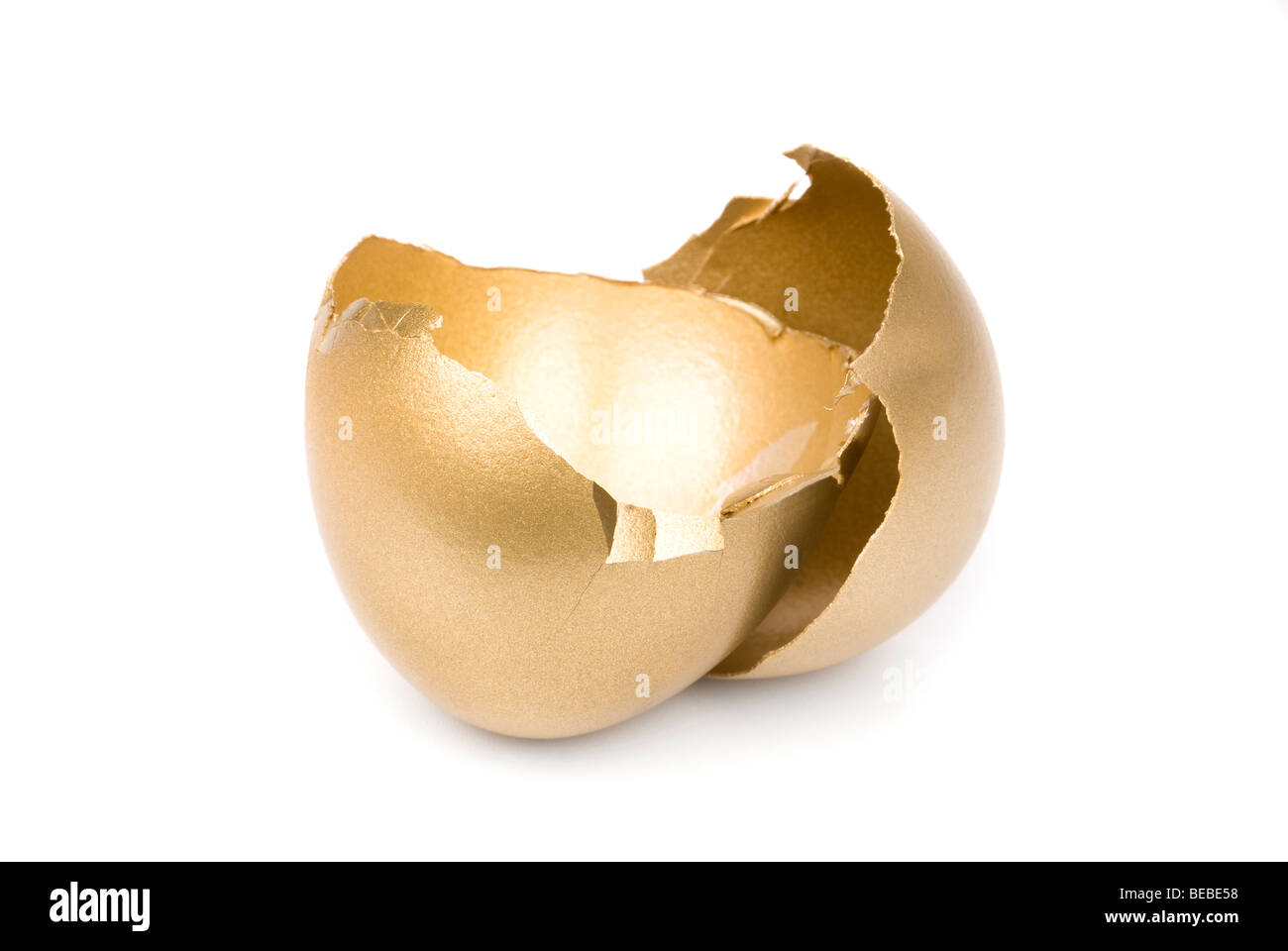 A broken, vide coquille d'or sur un fond blanc avec une récompense financière manquant à l'intérieur. Banque D'Images