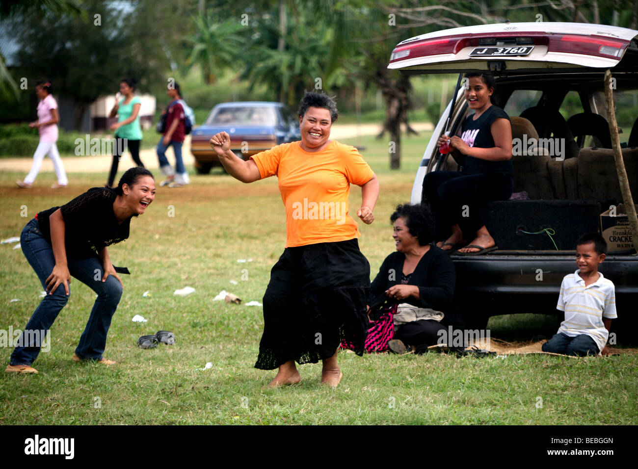 Les Tonganes frein dans une danse impromtu après leur équipe marque un essai au cours d'un match de rugby samedi. Banque D'Images
