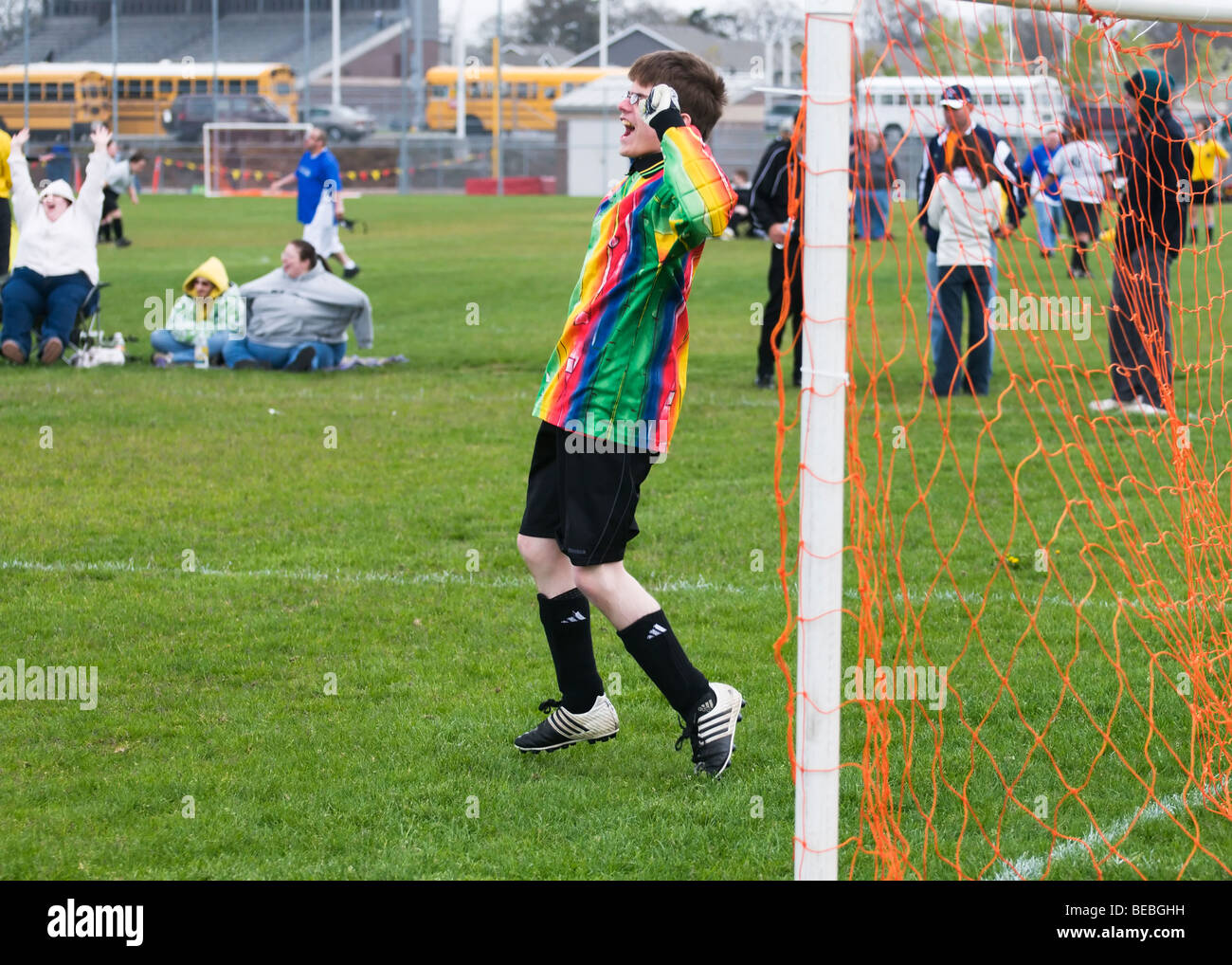 Un gardien de but de soccer exprime la joie et le bonheur durant la compétition au Jeux Olympiques Spéciaux à Tacoma, Washington. Banque D'Images