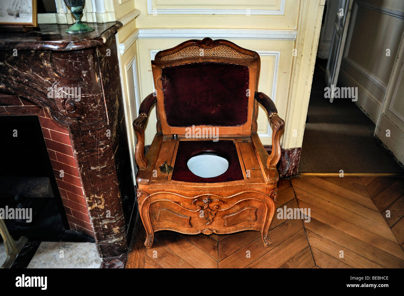 Paris, France - meubles français anciens à l'intérieur des monuments français, 'Chateau de Breteuil', chaise de siège de toilette ancienne dans la chambre, bizarreries Banque D'Images