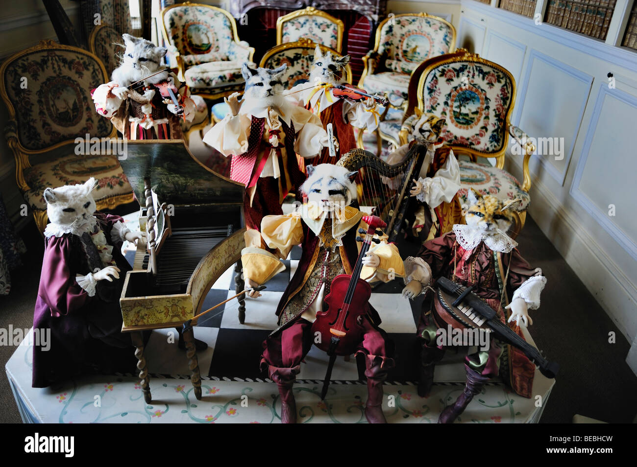 Paris, France - Antique doll collection sur l'affichage en salle de musique en français, Monument Château de Breteuil", "le concert des Cats' Banque D'Images