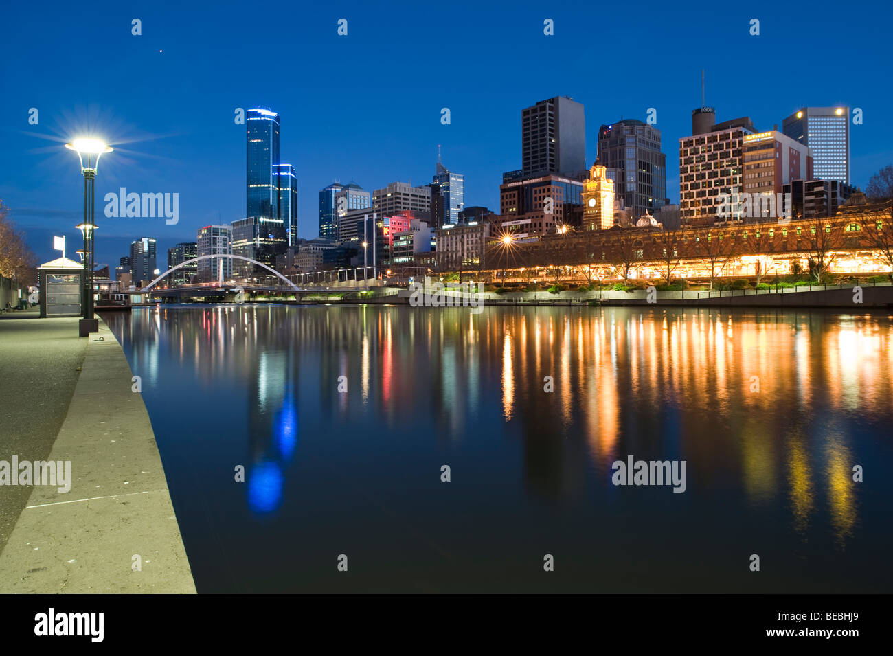 Melbourne's skyline at Dusk reflétée dans la rivière Yarra Banque D'Images
