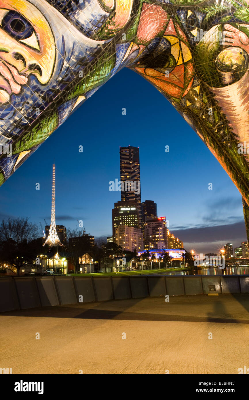 Melbourne Arts Centre et Eureka Tower encadrée par l'art public à Birrarung Marr Banque D'Images