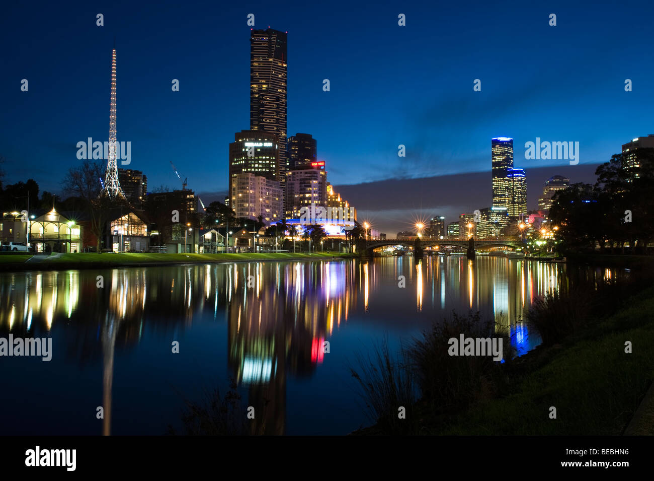 Centre des arts de Melbourne et Eureka Tower de l'ensemble de la rivière Yarra. Banque D'Images