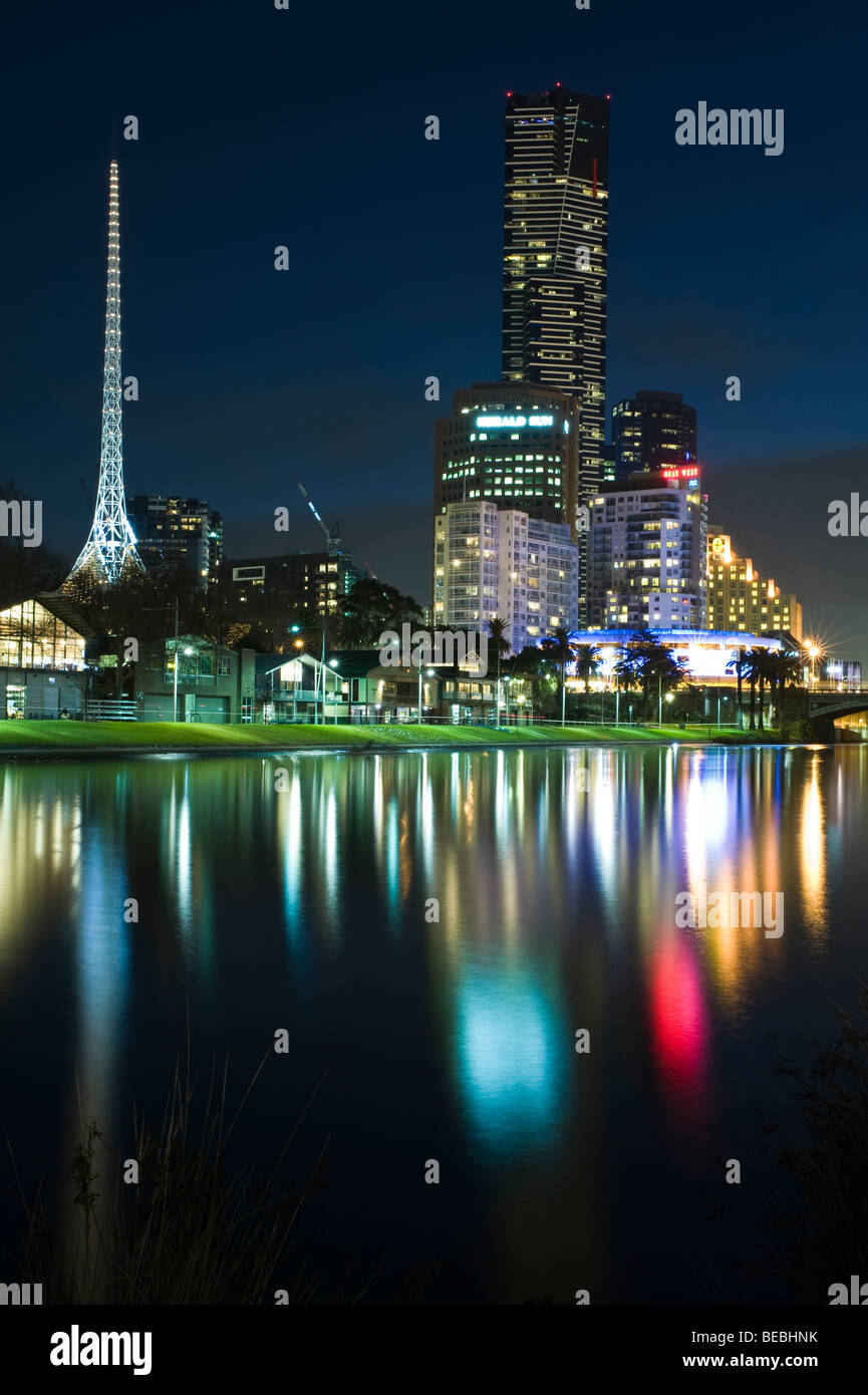 Centre des arts de Melbourne et Eureka Tower de l'ensemble de la rivière Yarra. Banque D'Images