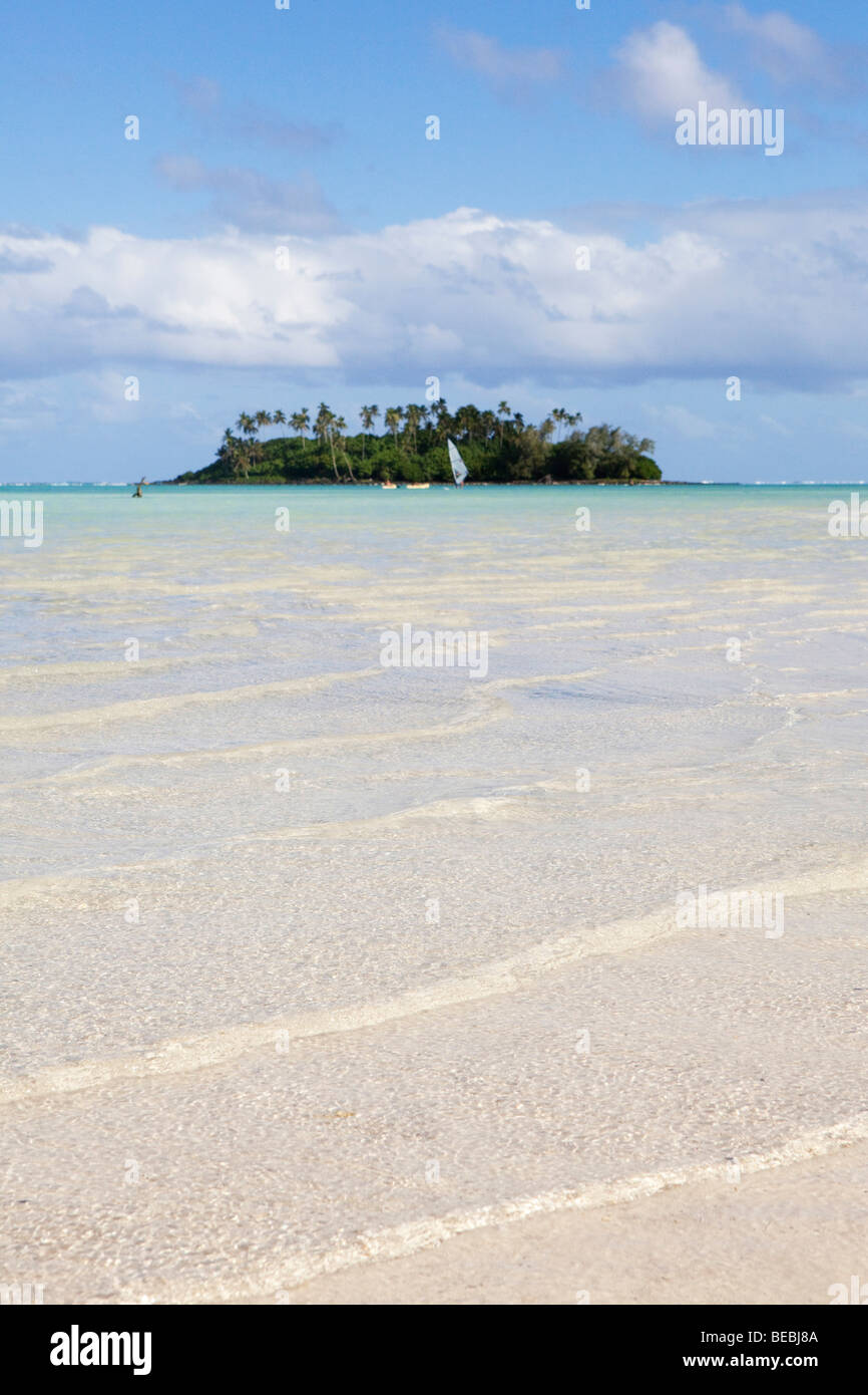 Île tropicale à l'horizon comme vu de Muri Beach de Rarotonga aux îles Cook dans le Pacifique Sud Banque D'Images