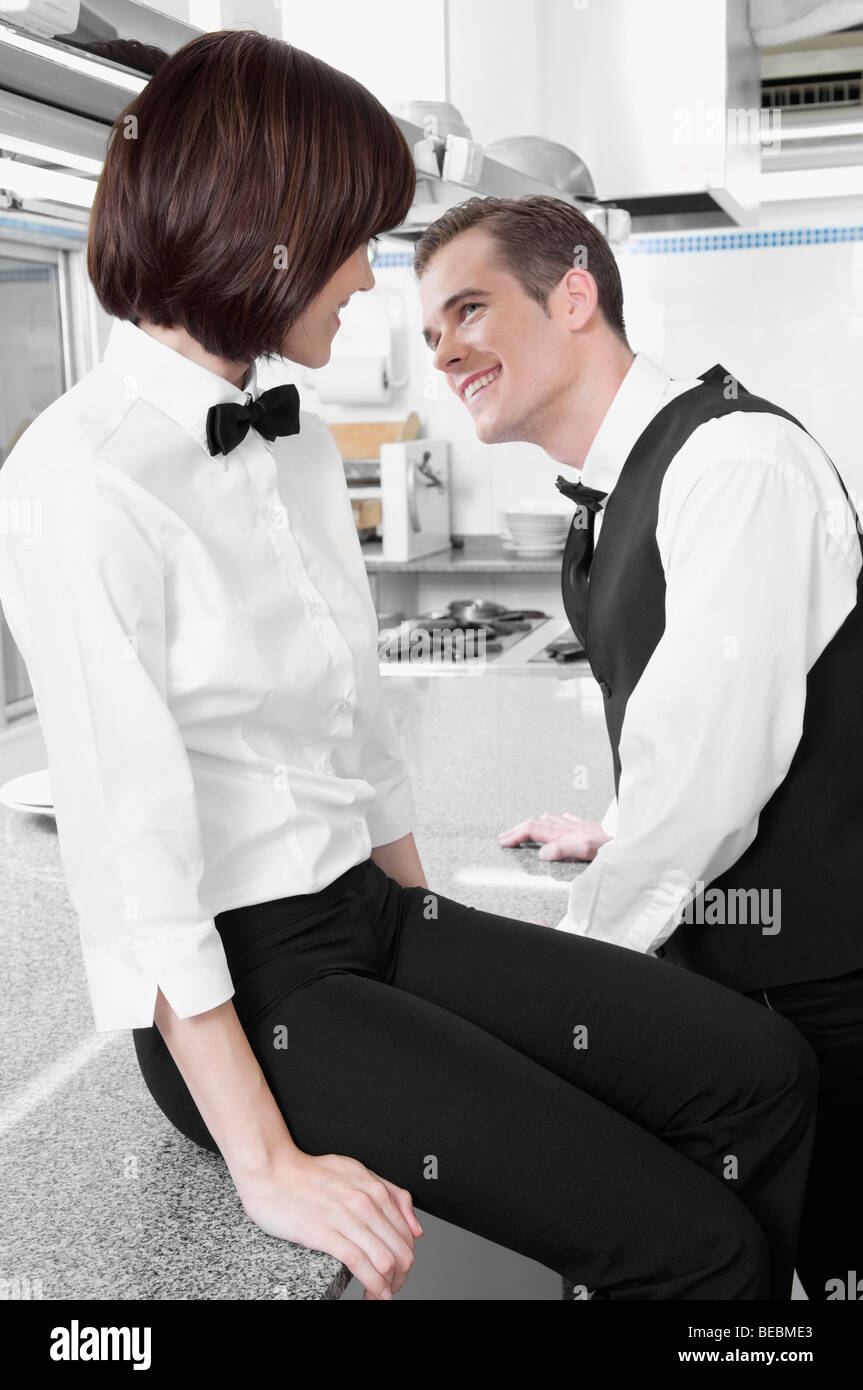 Homme et une femme de serveurs Banque D'Images