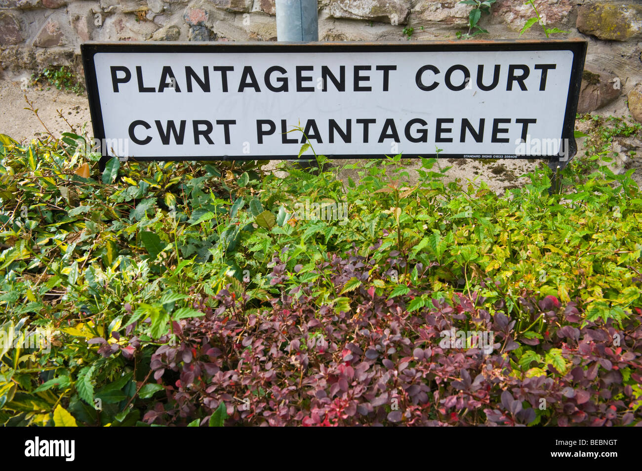 La Cour Plantagenêt bilingue anglais welsh street sign à Abergavenny Monmouthshire South Wales UK Banque D'Images