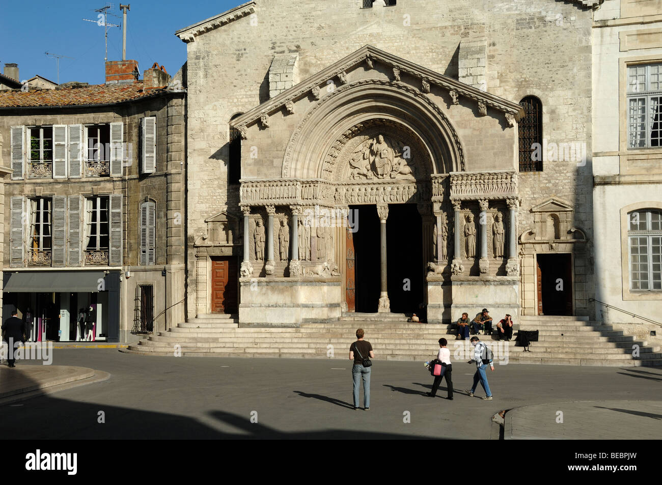 Façade ouest de l'église romane et l'ancienne cathédrale de Saint Trophime Arles Provence France Banque D'Images