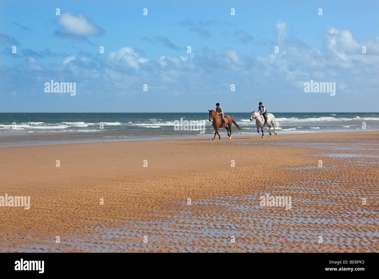 Holkham Beach Norfolk l'équitation sur le sable Banque D'Images