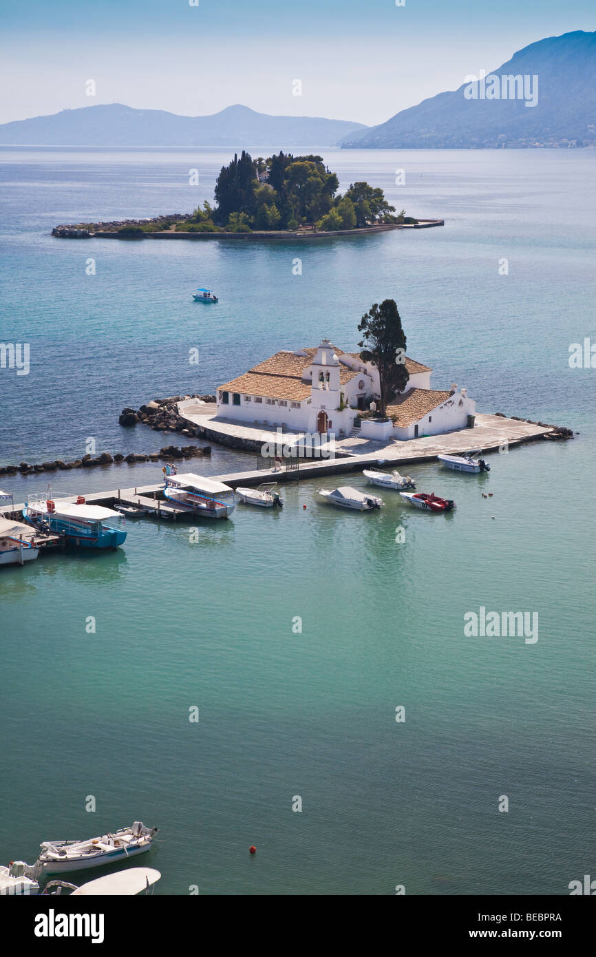 Monastère de Panagia Vlachernes avec l'île de la souris dans l'arrière-plan de Pontikonisi prises à partir de la péninsule de Kanoni Banque D'Images