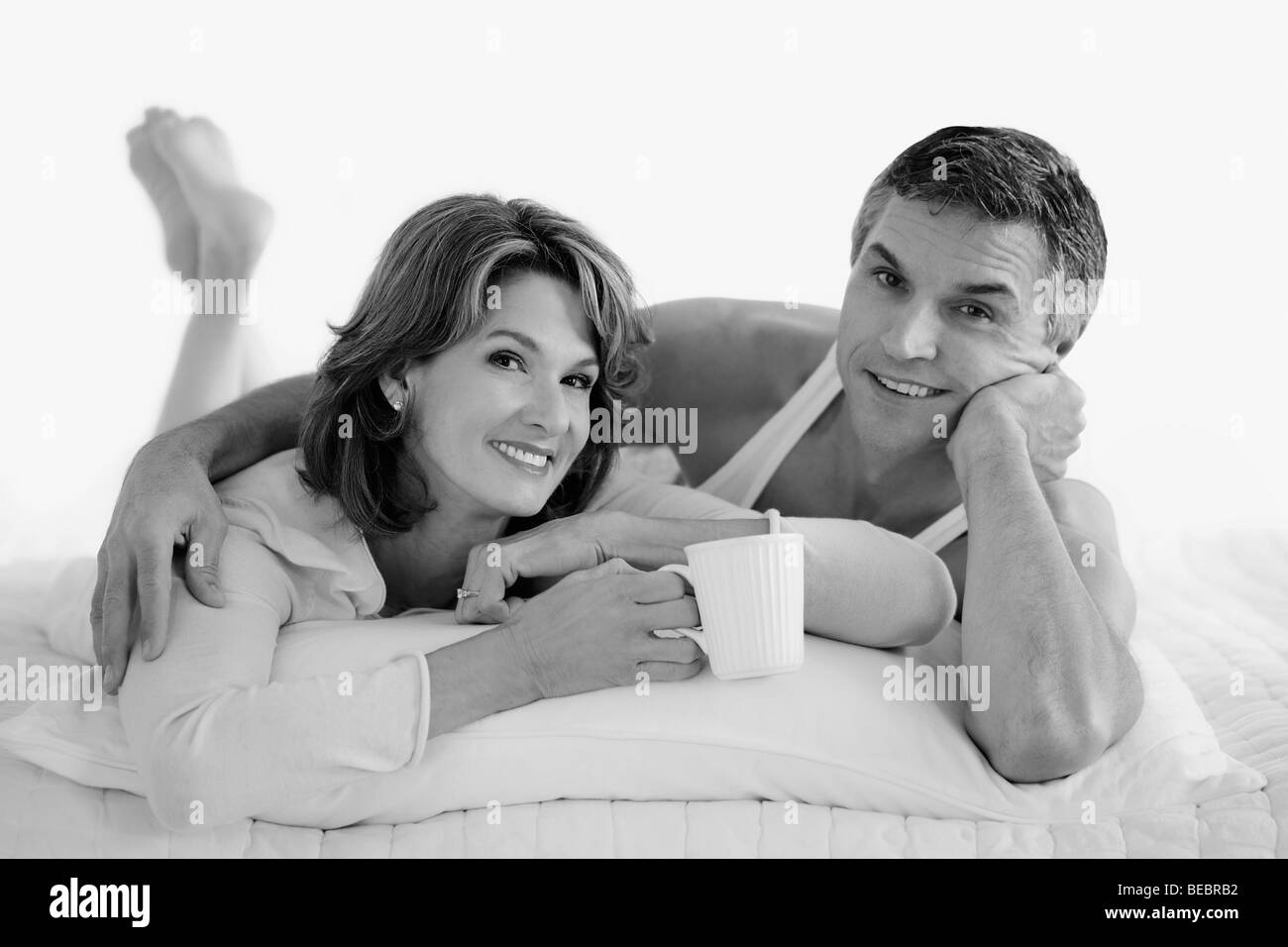 Couple lying on the bed and smiling Banque D'Images
