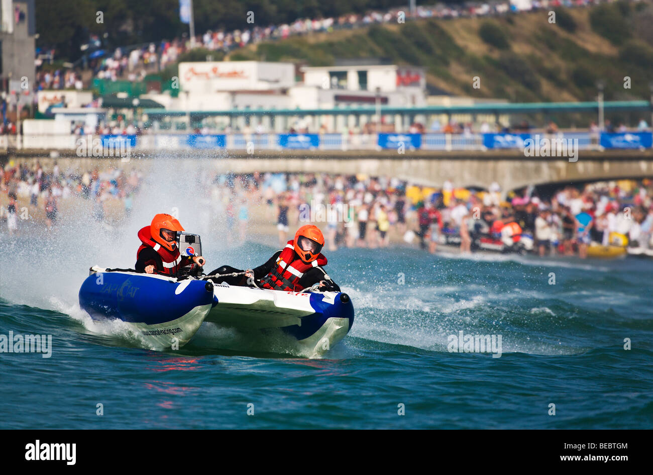 ZapCat à regarder la foule des bateaux de course en action sur le front de mer de Bournemouth. Le Dorset. UK. Banque D'Images