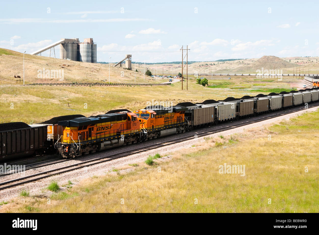 Les wagons chargés de charbon transporté par train de mines à proximité de centrales électriques dans le Wyoming Banque D'Images