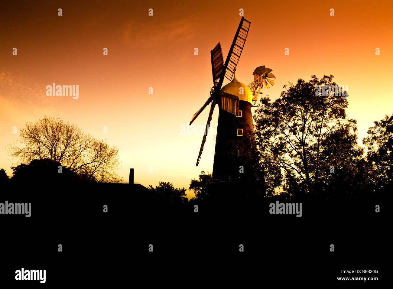 Coucher de soleil SUR LE MOULIN À NAVIGUÉ CINQ ALFORD, Lincolnshire. Banque D'Images