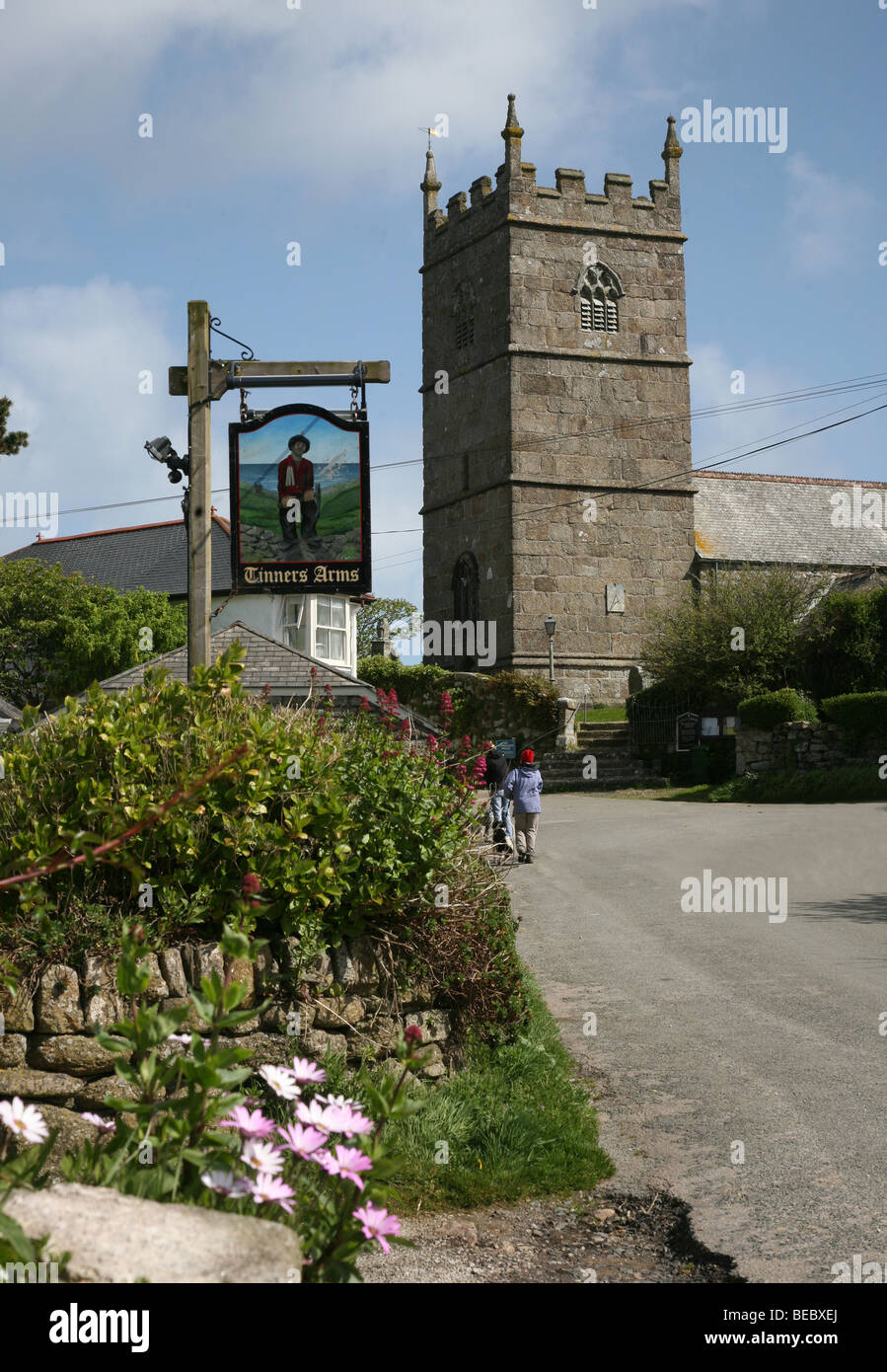 L'Tinners Arms enseigne de pub et l'église du village de Saint Senara à Zennor Cornwall England UK Banque D'Images