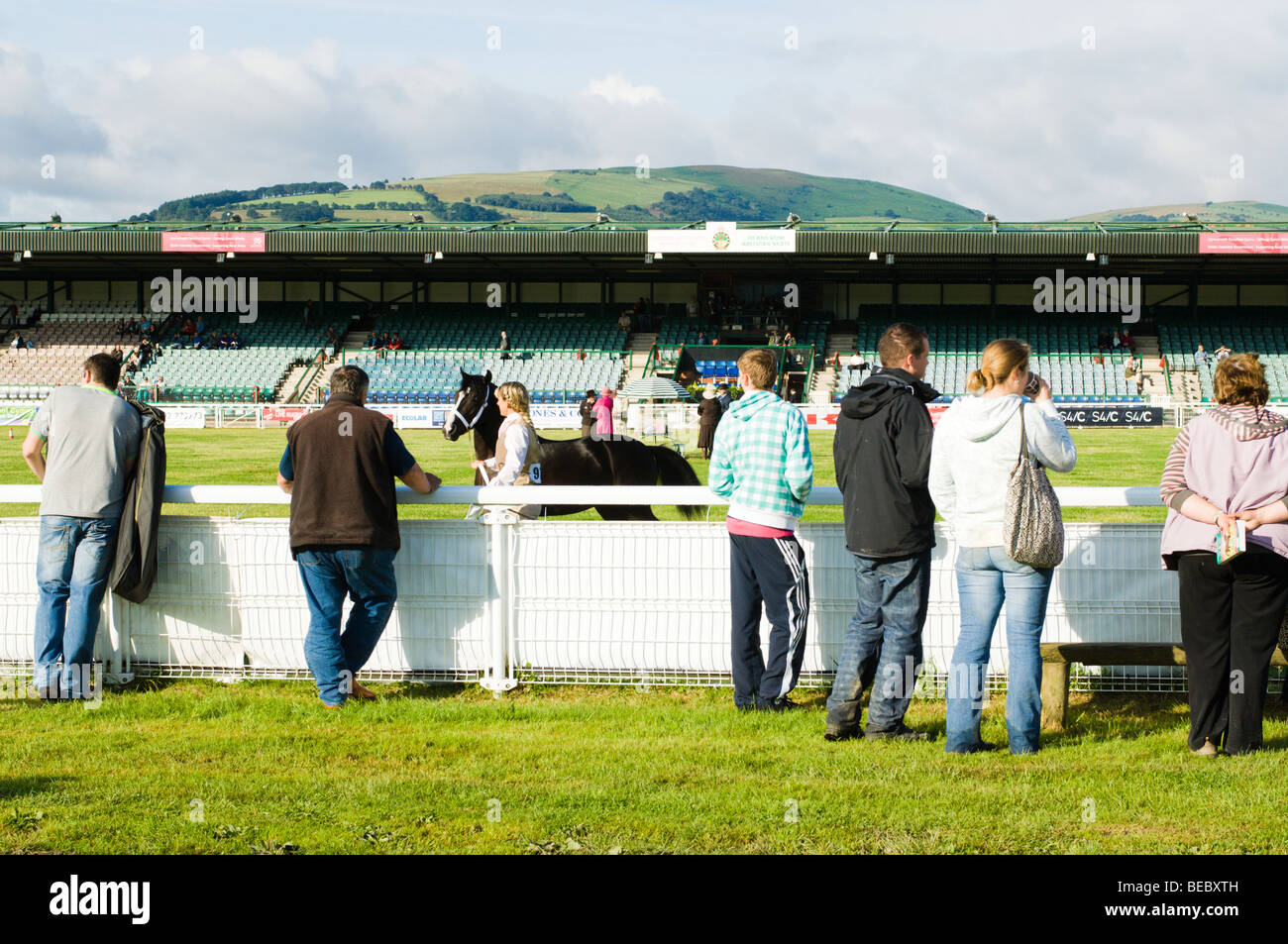 Les spectateurs de l'arène principale de la Royal Welsh Show Banque D'Images