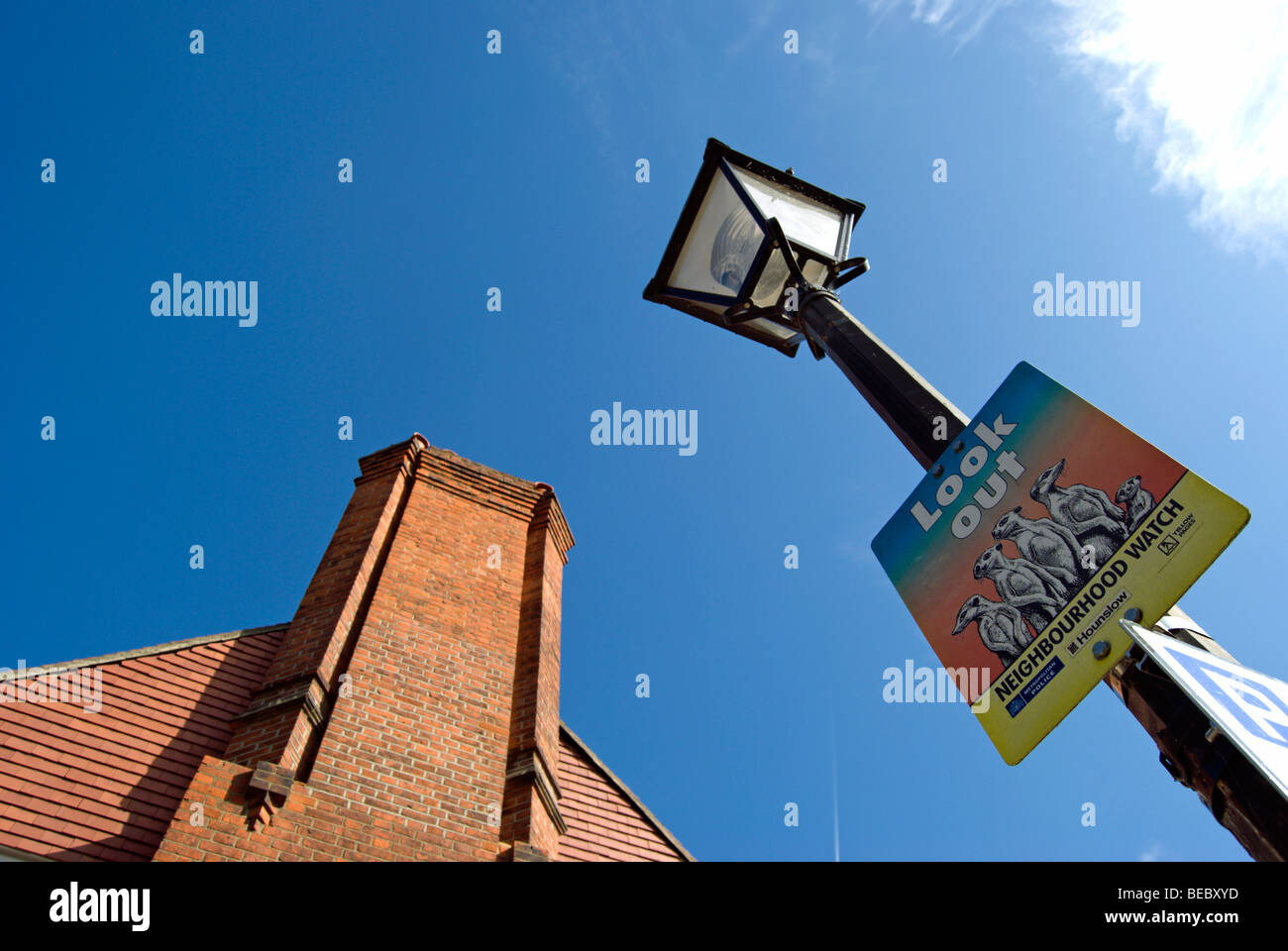 Street style victorien avec lampe signe de surveillance de quartier et de hauteur de cheminée en brique, à Bedford Park, Chiswick, Angleterre Banque D'Images