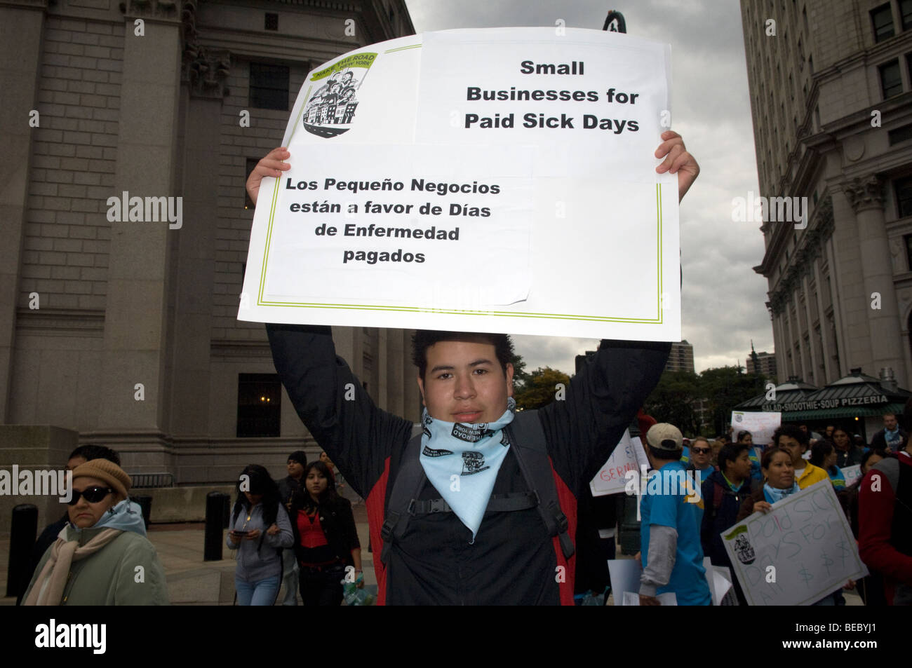 Les travailleurs immigrés, les étudiants et leurs partisans rassemblement à New York demande au Conseil municipal d'adopter le projet de loi de congés de maladie payés Banque D'Images