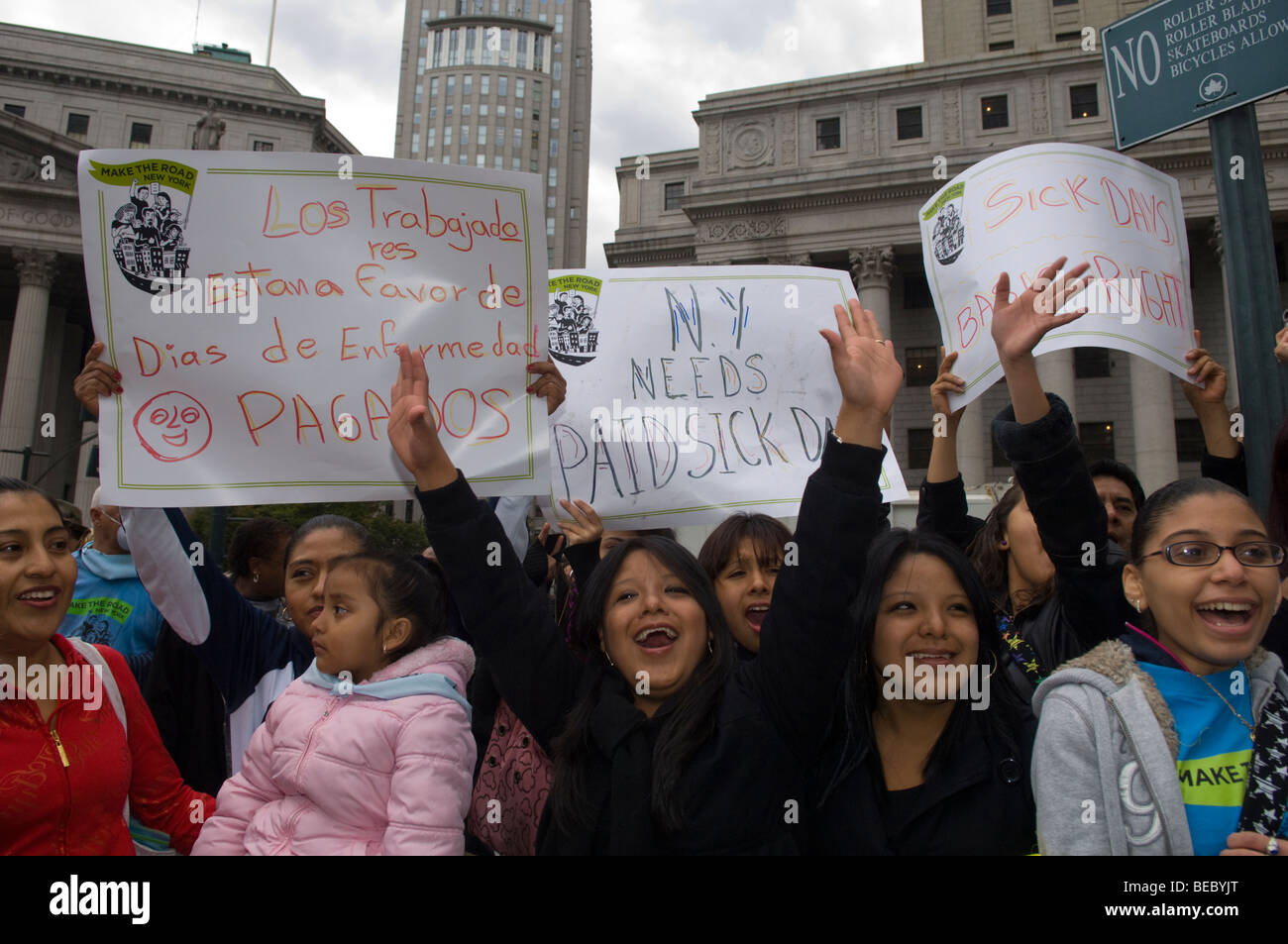Les travailleurs immigrés, les étudiants et leurs partisans rassemblement à New York demande au Conseil municipal d'adopter le projet de loi de congés de maladie payés Banque D'Images
