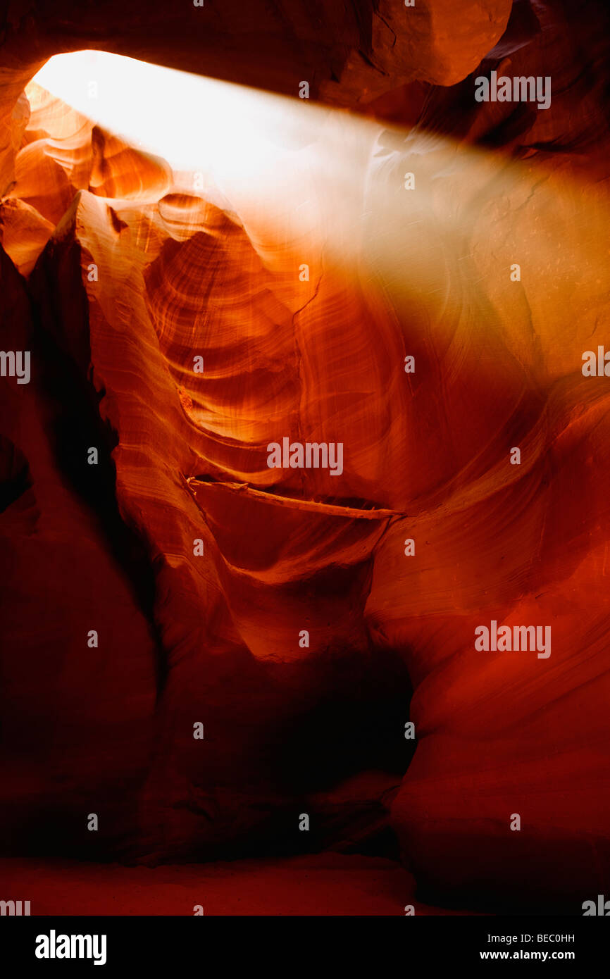 Sunbeam tomber dans un slot canyon, Antelope Canyon, Page, Arizona, USA Banque D'Images