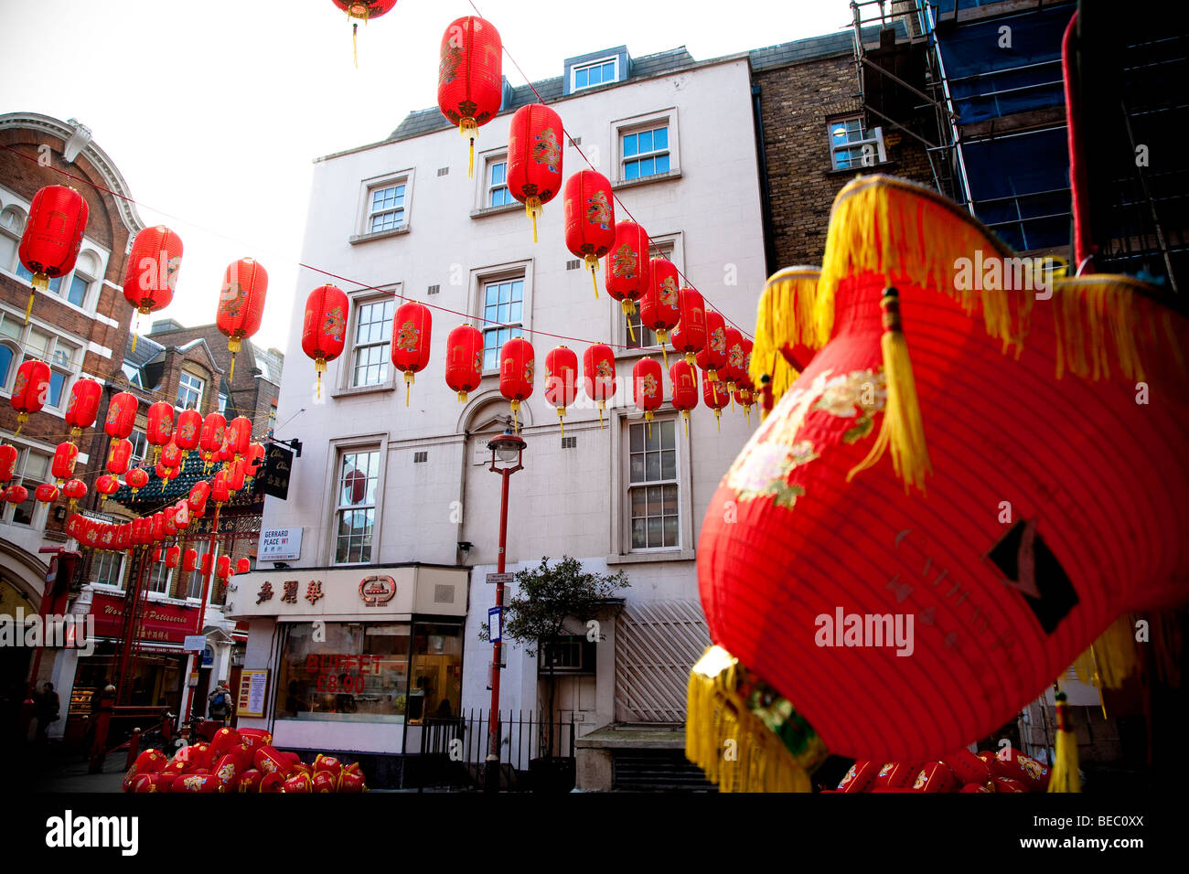 Lanternes rouges pour célébrer le Nouvel An chinois dans Gerrard lieu à Londres, Angleterre, Royaume-Uni Banque D'Images