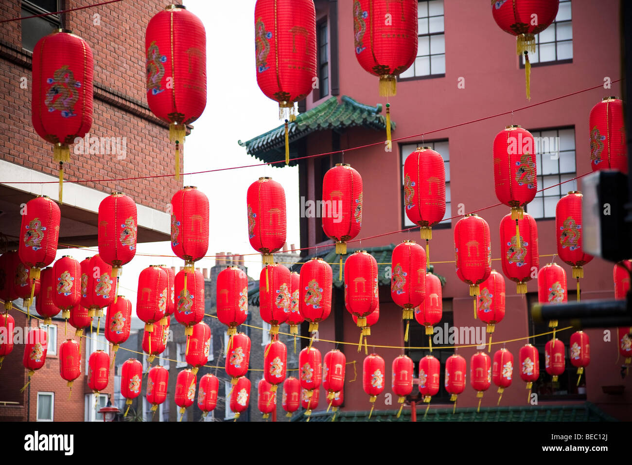 Lanternes rouges pour célébrer le Nouvel An chinois dans Gerrard lieu à Londres, Angleterre, Royaume-Uni Banque D'Images
