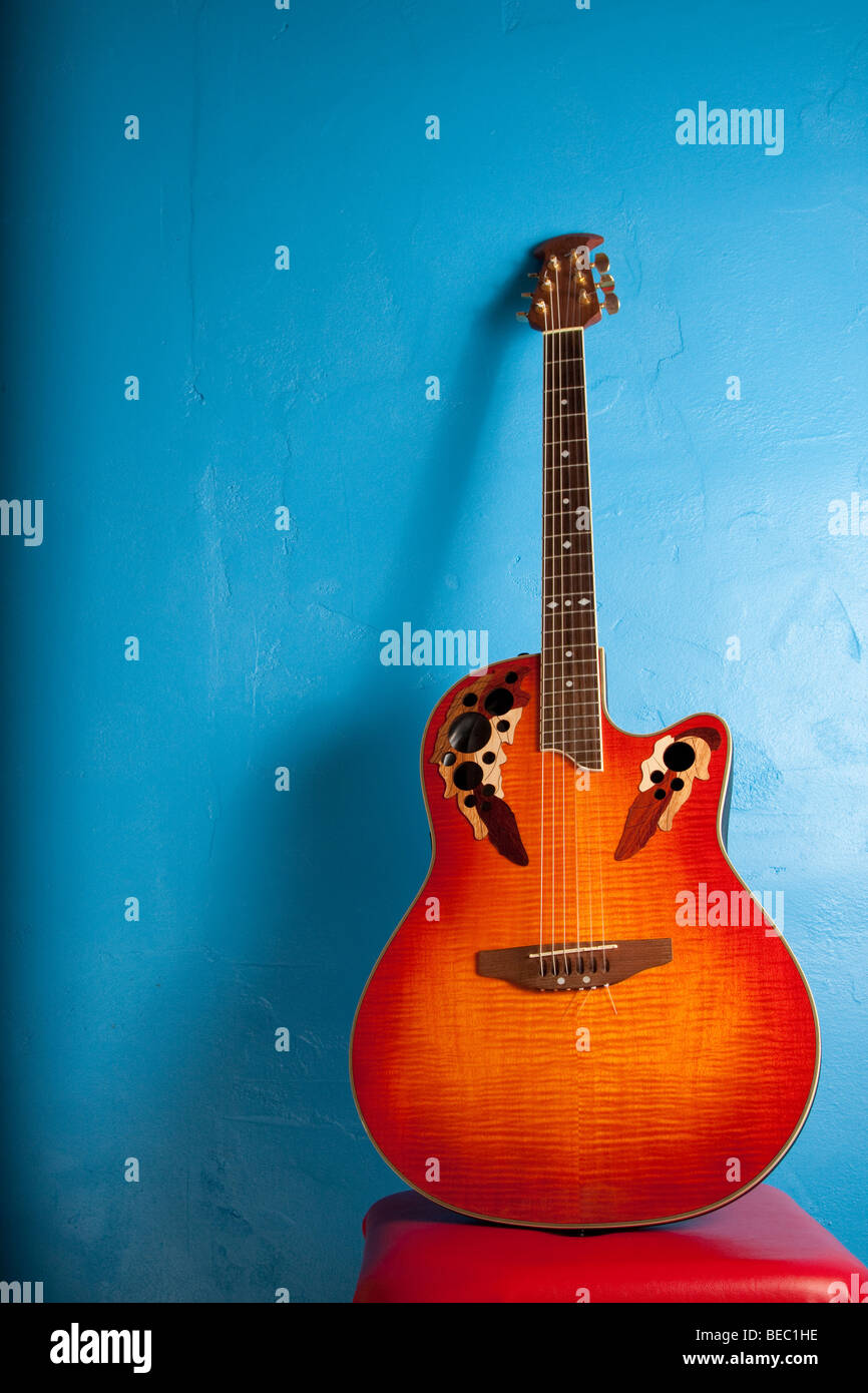 Guitare semi-acoustique simple contre blue Banque D'Images