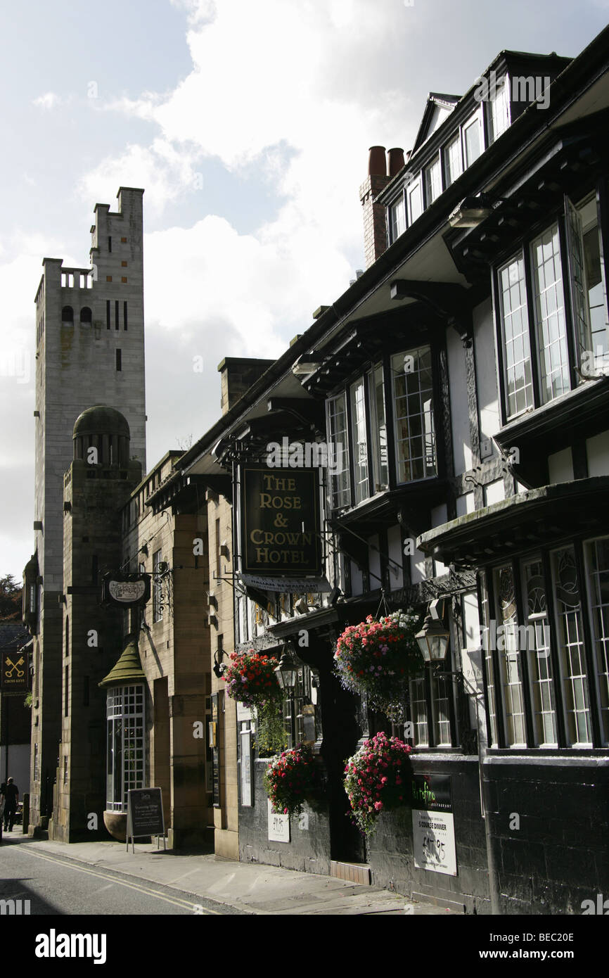 Ville de Manchester, en Angleterre. Noir et blanc de la façade de style Tudor Rose and Crown Hotel. Banque D'Images