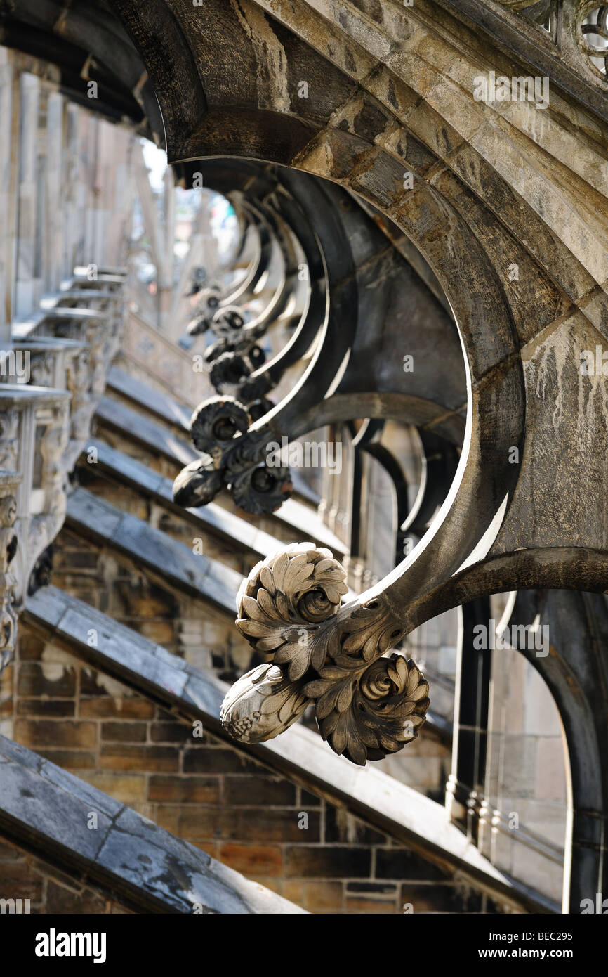 Détail d'arcs-boutants soutenant le toit de la cathédrale de Milan, Lombardie, Italie Banque D'Images
