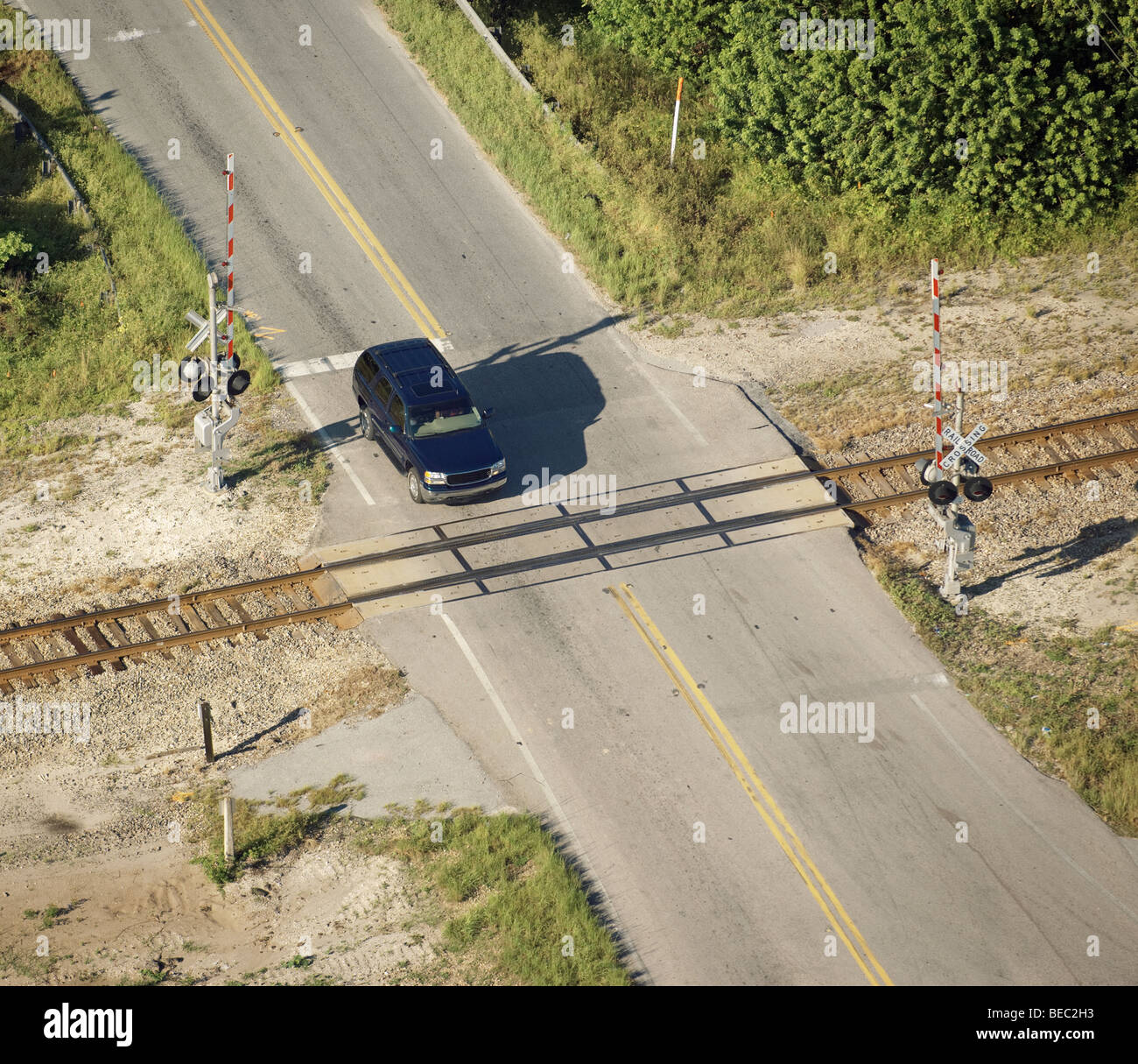 Un SUV railroad crossing rural Banque D'Images