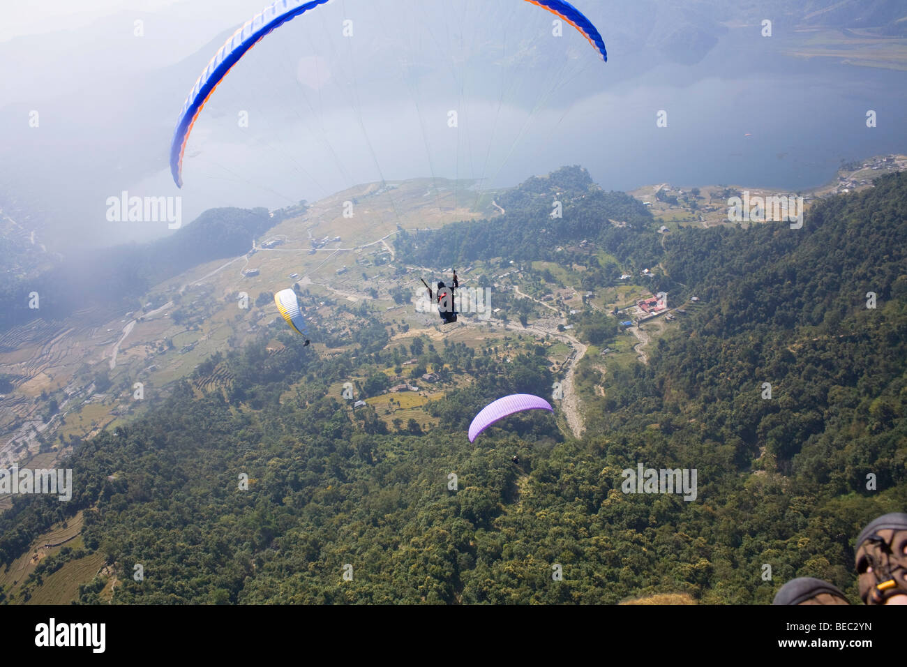 Birds Eye View parapente au Népal. Région de l'Annapurna, Himalaya, Pokhara Banque D'Images