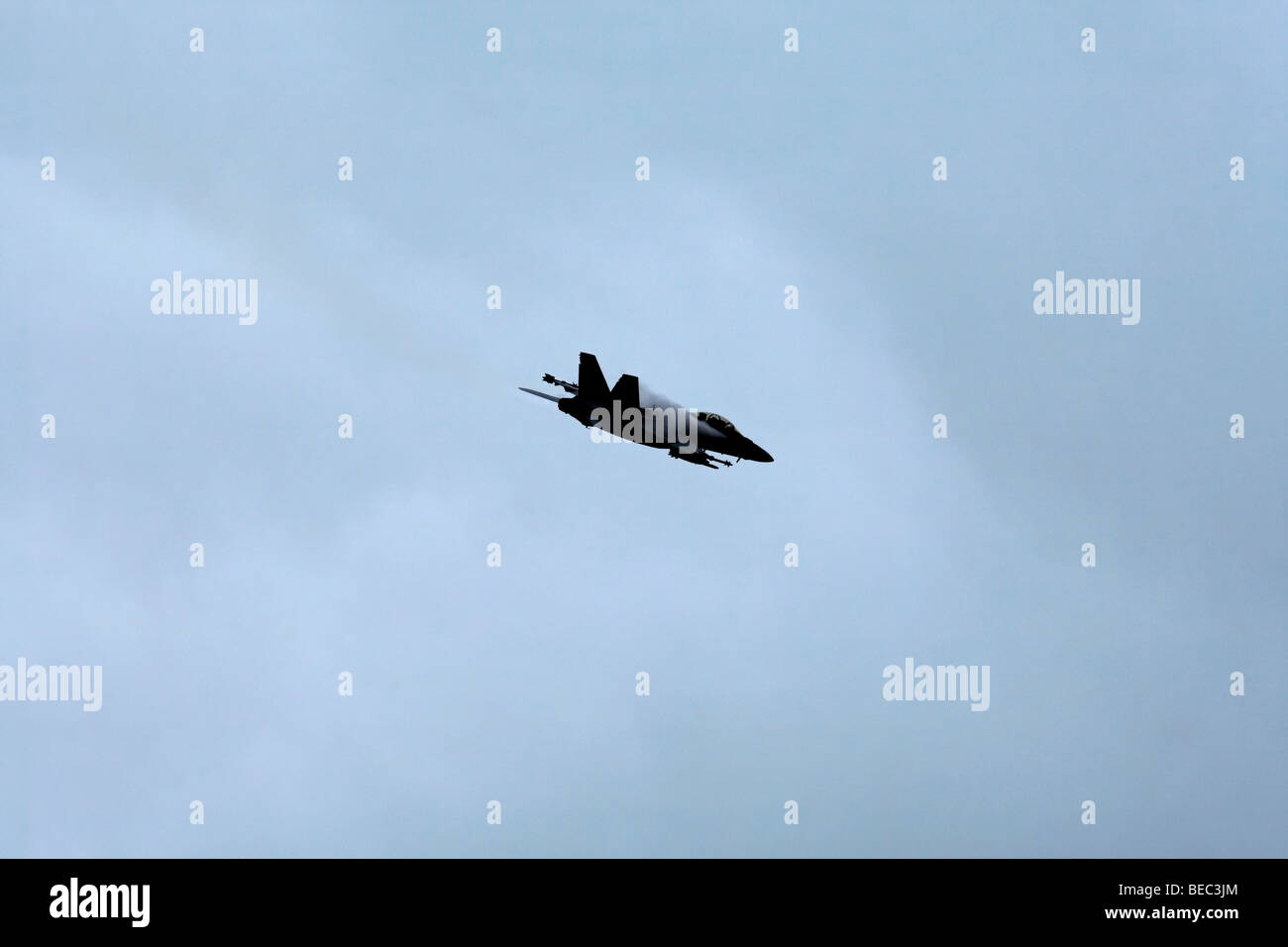 F/A-18 Super Hornet Jet de combat en vol avec la condensation de vapeur Banque D'Images
