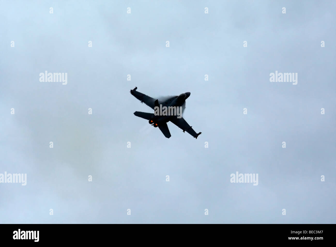 F/A-18 Super Hornet Jet Fighter dans une montée raide avec la condensation de vapeur Banque D'Images