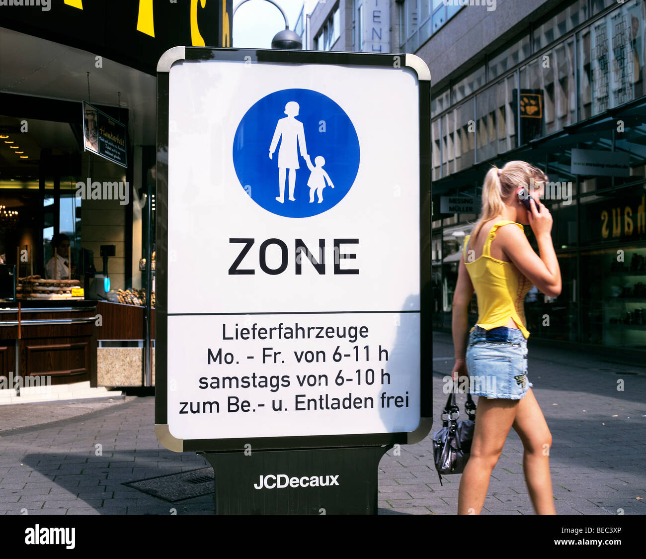 Inscription indiquant la limite de la zone commerçante piétonne dans le centre-ville de Cologne, Allemagne (et piétons). Banque D'Images