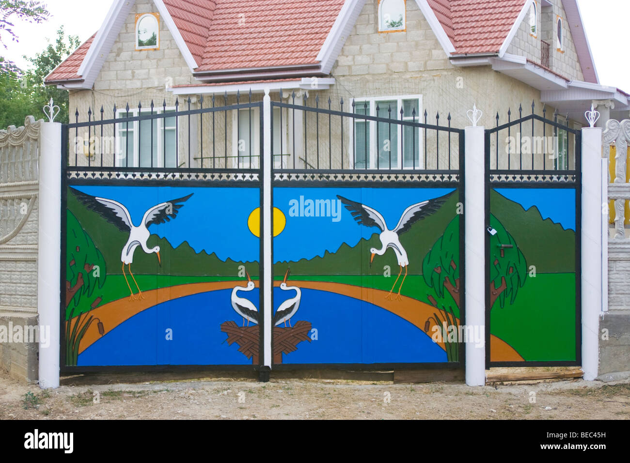 Accueil moderne et coloré d'un gate village moldave. Banque D'Images