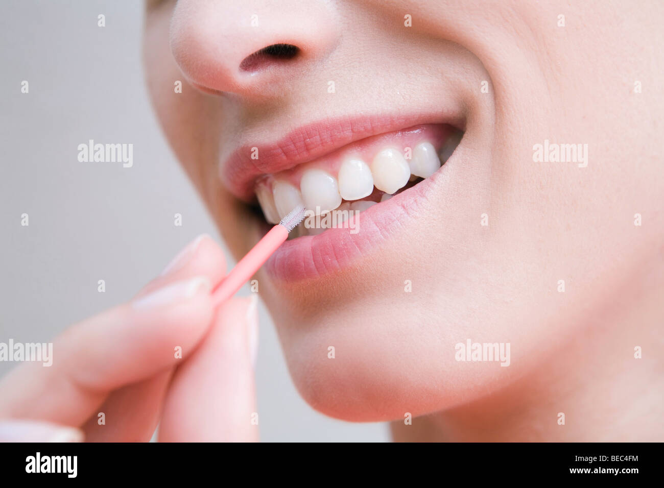 Nettoyer les dents femme avec brosse interdentaire. Banque D'Images