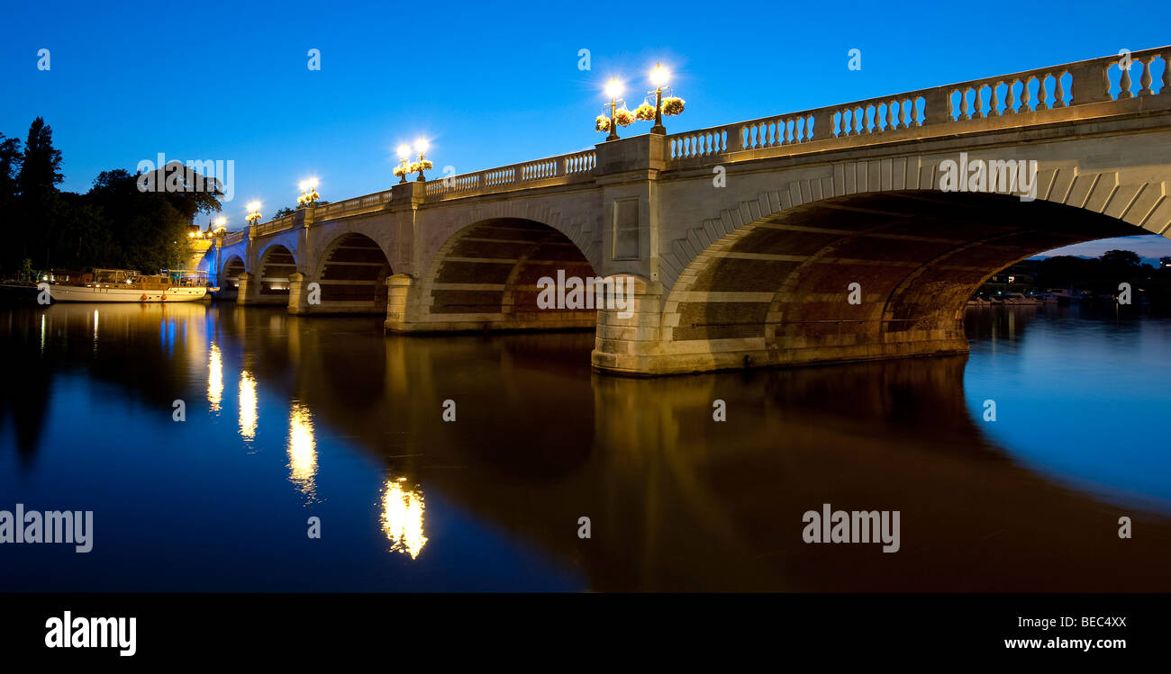 Kingston Bridge at Dusk, Kingston-upon-Thames, Angleterre, RU Banque D'Images