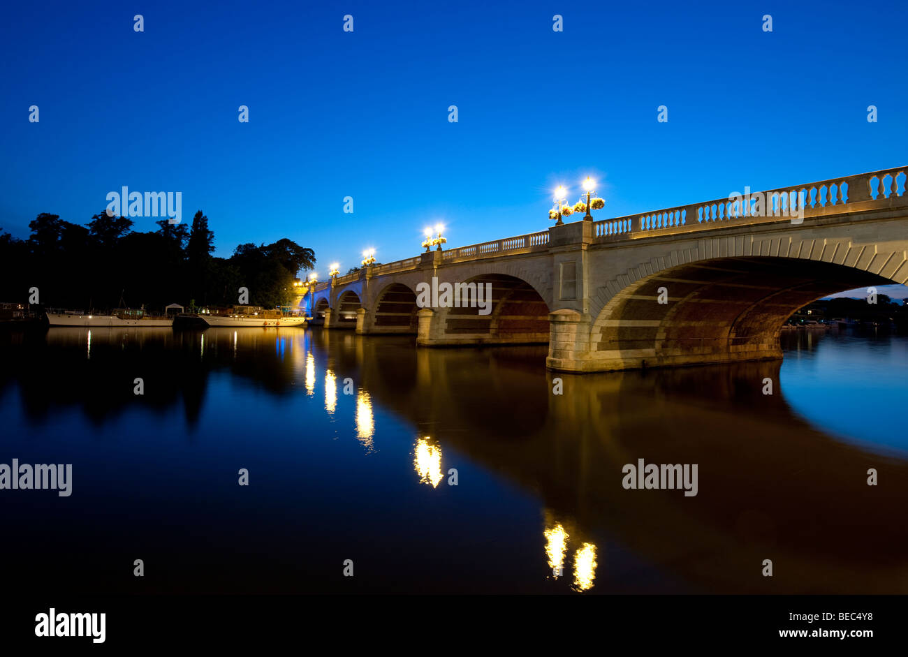 Kingston Bridge at Dusk, Kingston-upon-Thames, Angleterre, RU Banque D'Images