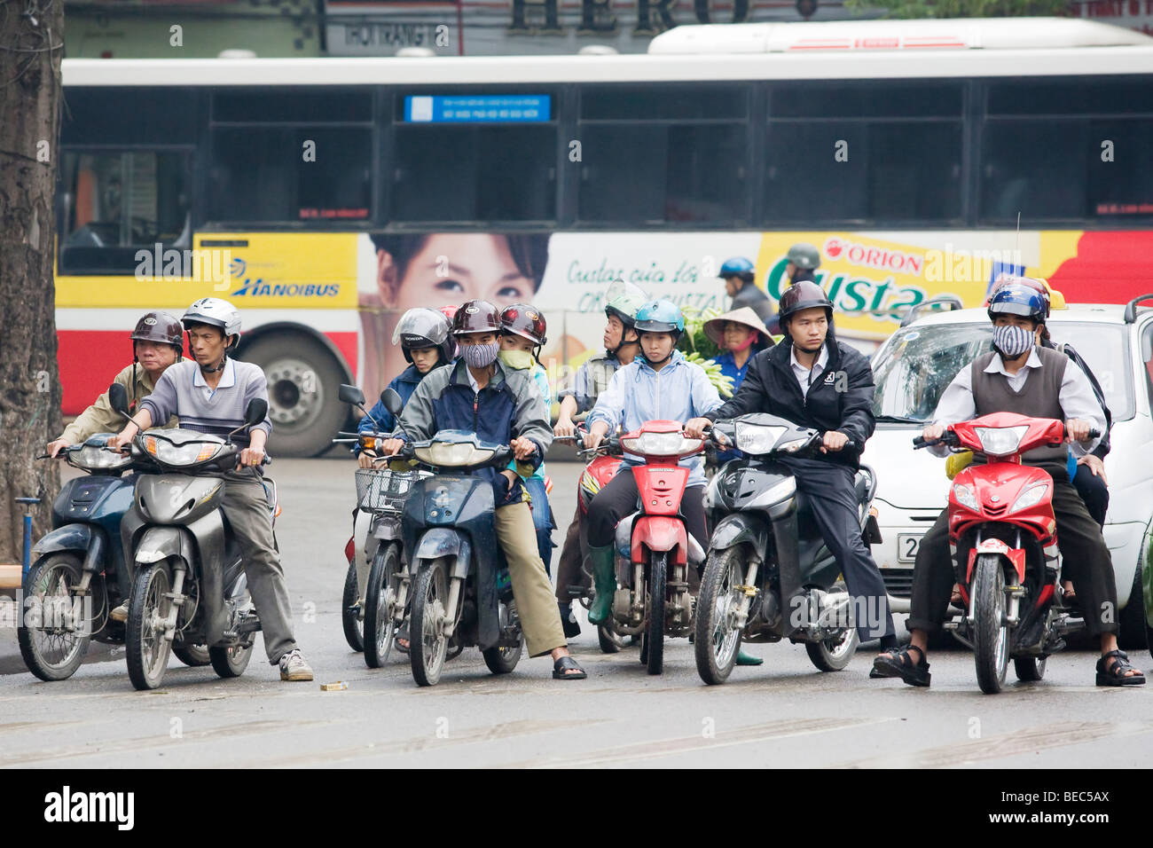 Les gens la trottinette/cyclomoteurs au Vietnam à Ho Chi Minh Ville/Saigon Banque D'Images