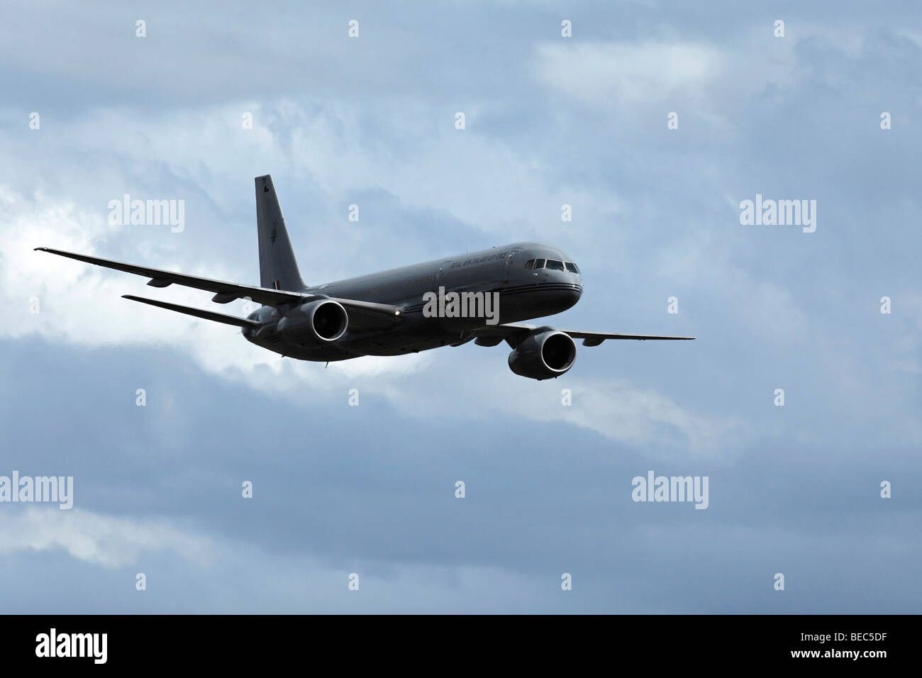 Royal New Zealand Air Force Boeing 757-200 en vol des avions militaires Banque D'Images