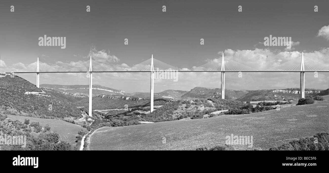 Vue panoramique sur le monochrome Viaduc de Millau, France Banque D'Images