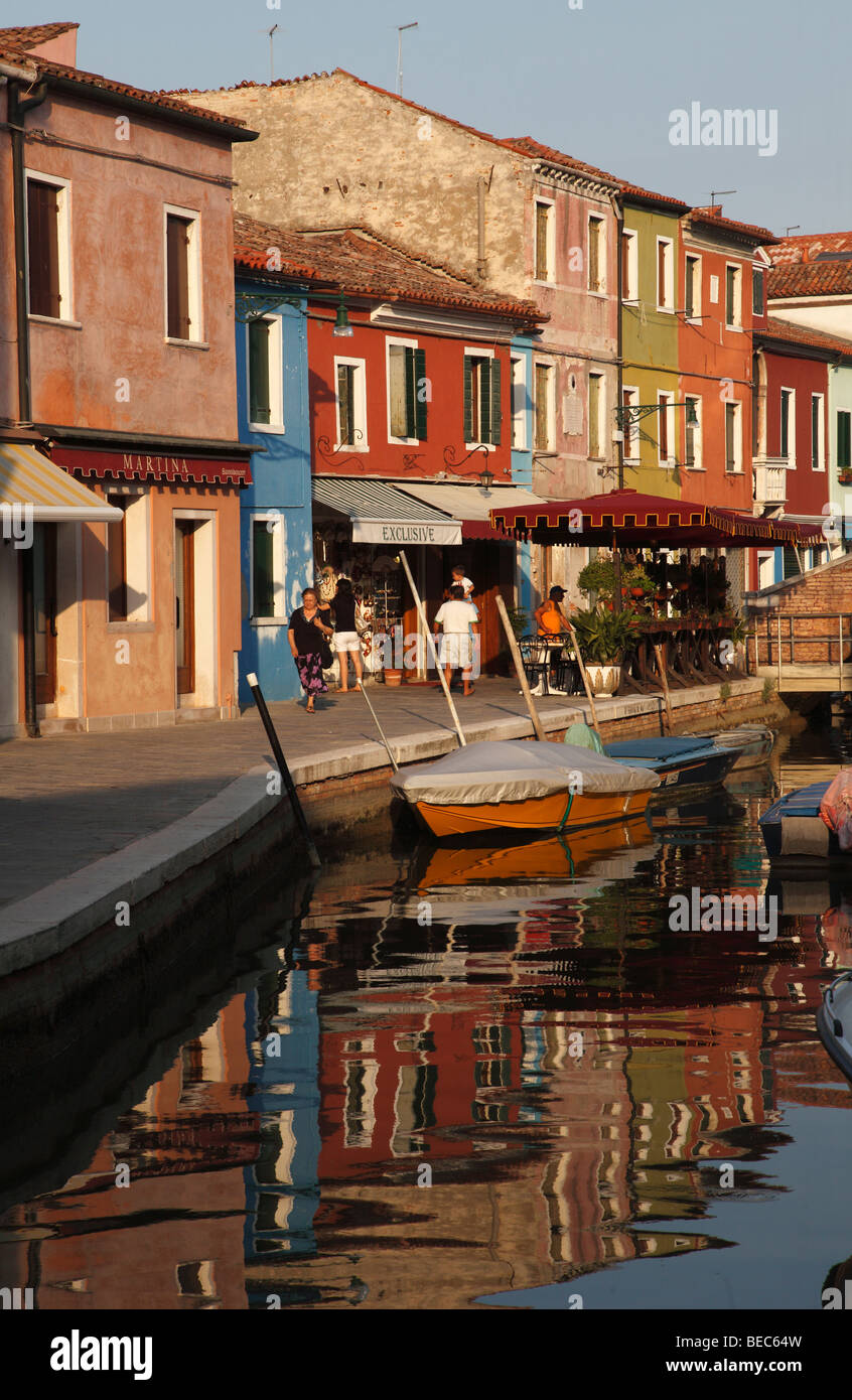 L'Italie, Venise, Burano, Fondamenta San Mauro, canal scene Banque D'Images