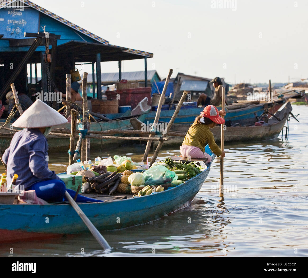 Une jeune fille sur un bateau sur le lac Tong Sap au Cambodge Photo Stock -  Alamy