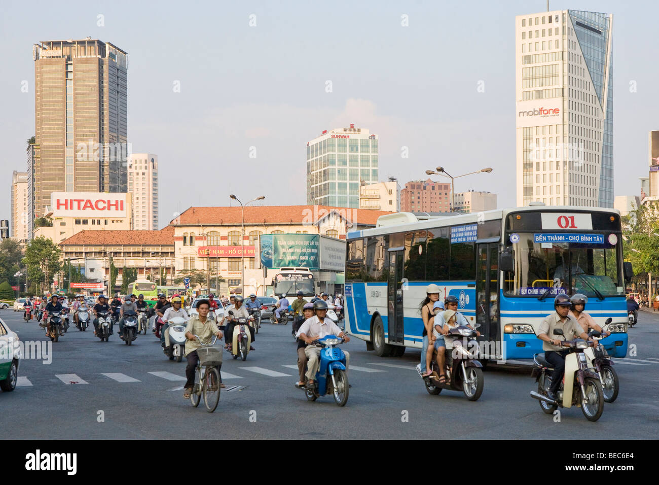 Les gens la trottinette/cyclomoteurs au Vietnam à Ho Chi Minh City Banque D'Images