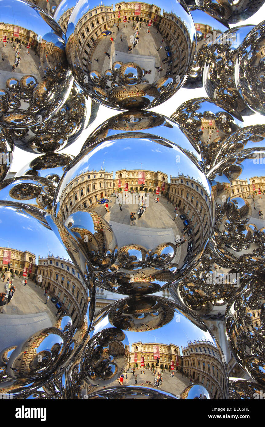 Sculpture d'Anish Kapoor en face de la Royal Academy, Piccadilly, City of Westminster, London, England, United Kingdom Banque D'Images