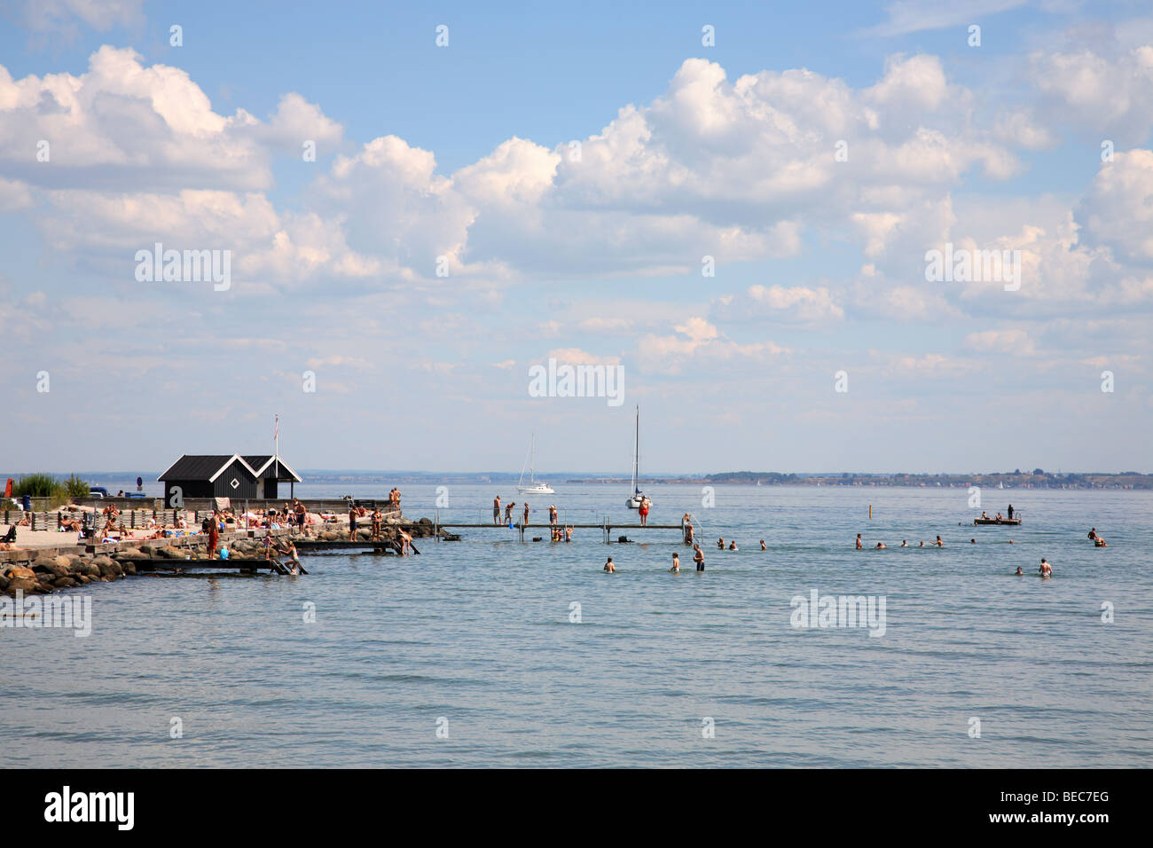 Un jour d'été sur la plage à danois où acheter. L'île suédoise Ven peut être vu dans le son au loin. Banque D'Images