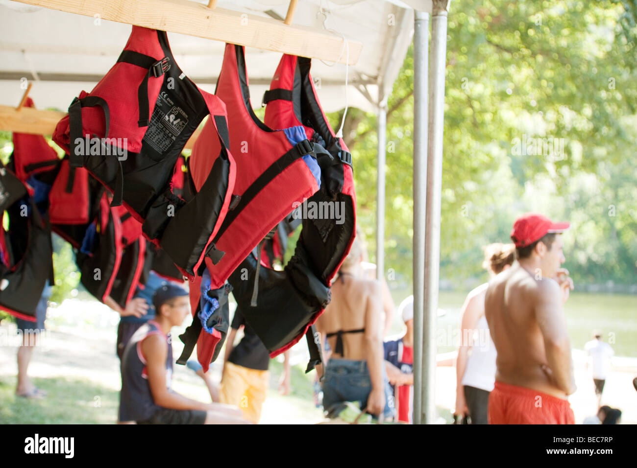 Gilets de raccrocher à un centre de sports nautiques, Castelmoron sur Lot, Aquitaine, France Banque D'Images