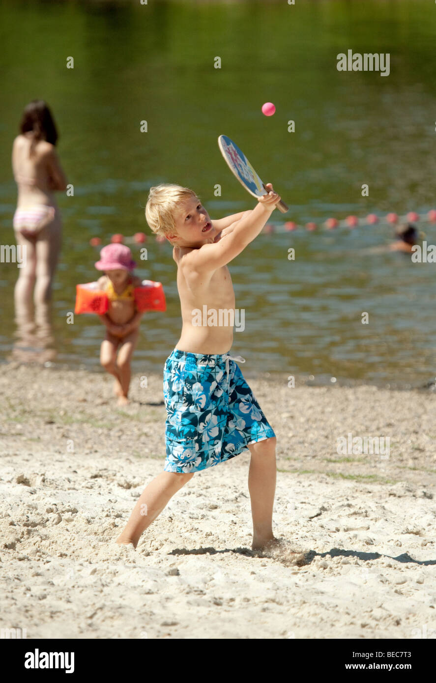 Un jeune garçon à la pratique du beach tennis, la rivière Lot à Castelmoron-sur-Lot, Aquitaine France Banque D'Images